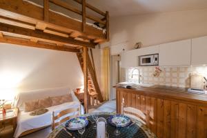 eine Küche mit einem Tisch im Zimmer in der Unterkunft Charming apartment in Praz de Chamonix in Chamonix-Mont-Blanc