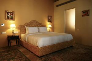 ein Schlafzimmer mit einem großen Bett und zwei Lampen in der Unterkunft Madama Residence in Nikosia