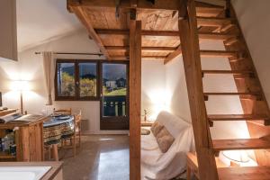 um quarto com uma cama alta e uma cozinha em Charming apartment in Praz de Chamonix em Chamonix-Mont-Blanc