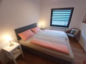 - une chambre avec un grand lit et une fenêtre dans l'établissement Ferienwohnung Bodehexe 2, à Braunlage