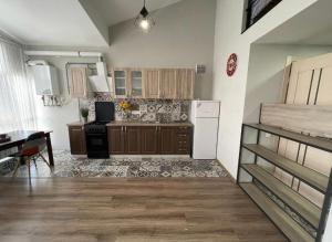 uma cozinha com um frigorífico e uma mesa num quarto em Big and comfortable apartment em Chisinau