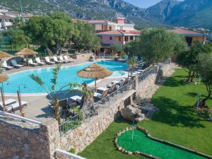 - Vistas a la piscina del complejo en I Ginepri Hotel, en Cala Gonone