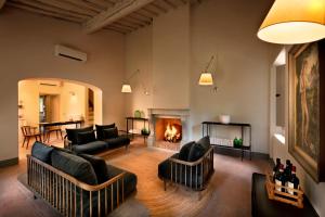 グレーヴェ・イン・キアンティにあるL'Orto di Vignamaggioのリビングルーム(ソファ、暖炉付)