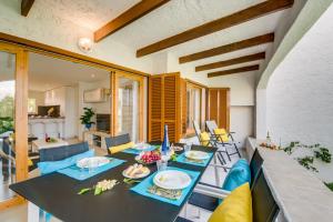 a dining room with a table and chairs at Ideal Property Mallorca - Cittadini 26 in Port d'Alcudia