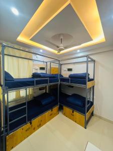 Habitación con 4 literas en una habitación en Skyard Premium, Tapovan en Rishīkesh
