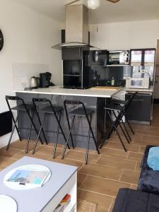 kuchnia ze stołem i krzesłami w pokoju w obiekcie Appartement agréable à Argeles-sur-Mer 35 m² vue mer w Argelès-sur-Mer