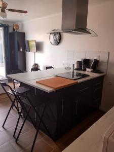 kuchnia z wyspą kuchenną z blatem w obiekcie Appartement agréable à Argeles-sur-Mer 35 m² vue mer w Argelès-sur-Mer +5 zdjęć