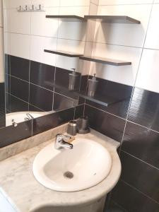 łazienka z białą umywalką i lustrem w obiekcie Appartement agréable à Argeles-sur-Mer 35 m² vue mer w Argelès-sur-Mer