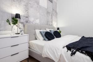 Posteľ alebo postele v izbe v ubytovaní HOUSEHOST Apartment: Starowiślna Street 36/27
