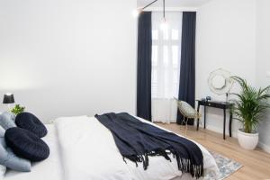 Posteľ alebo postele v izbe v ubytovaní HOUSEHOST Apartment: Starowiślna Street 36/27