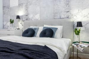 Posteľ alebo postele v izbe v ubytovaní HOUSEHOST Apartment: Starowiślna Street 36/27