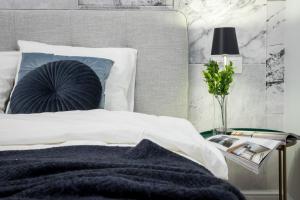 Posteľ alebo postele v izbe v ubytovaní HOUSEHOST Apartment: Starowiślna Street 36/27