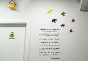 un muro con sopra una farfalla decapitata di Alojamientos Cantíber a Santander