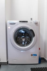 een witte wasmachine in een kamer bij Miłe studio z ogródkiem i osobnym wejsciem in Radom