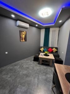 ein Wohnzimmer mit einem Sofa und einem Tisch in der Unterkunft COMFORTABLE APARTMENT КОМФОРТНЫЕ АПАРТАМЕНТЫ Self Check In in Yerevan