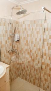 ein Bad mit einer Dusche und einem Waschbecken in der Unterkunft Vistas de lujo e inmejorable ubicación en Combarro in Combarro