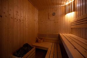 una sauna de madera con banco y bañera en VELA DHI Nakhon Phanom, en Nakhon Phanom