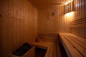 een houten sauna met een bank en een bad bij VELA DHI Nakhon Phanom in Nakhon Phanom