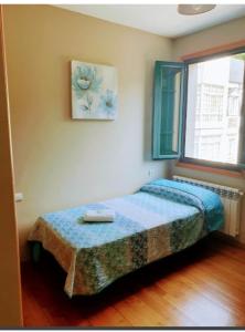 1 dormitorio con cama y ventana en Tras do convento, en Samos
