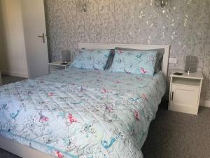 Postel nebo postele na pokoji v ubytování Dugal Cottage