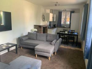 Posezení v ubytování Dugal Cottage