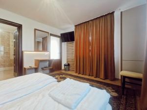 Un pat sau paturi într-o cameră la Vila Platon