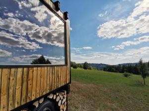 a mirror on the side of a truck in a field at Zážitkový pobyt uprostřed přírody in Železný Brod