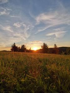 Pohľad na východ alebo západ slnka z luxusného stanu alebo blízkeho okolia