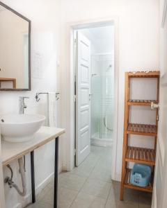 y baño con lavabo y espejo. en Boho Guesthouse - Rooms & Apartments en Lisboa