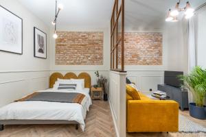 Ένα ή περισσότερα κρεβάτια σε δωμάτιο στο HOUSEHOST Apartment : Topolowa 26/17