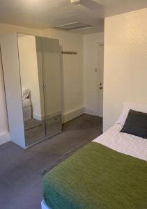 ロンドンにあるBalham, South London Spacious Guest House 3のベッドルーム1室(ベッド1台付)、ガラスドア(椅子付) +23枚の写真