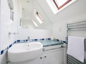 Stoke Fleming的住宿－The Nook，一间带水槽和镜子的浴室