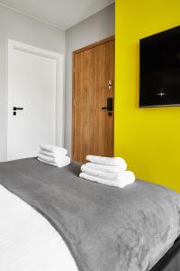 מיטה או מיטות בחדר ב-HOUSEHOST Apartment :Miodowa 42/4a