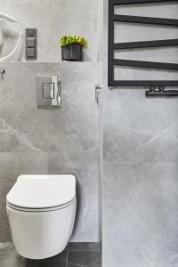 bagno con servizi igienici bianchi in camera di HOUSEHOST Apartment :Miodowa 42/4a a Cracovia