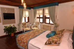 Schlafzimmer mit einem Bett, einem Tisch und Stühlen in der Unterkunft Arasta Konak Otel in Eskisehir
