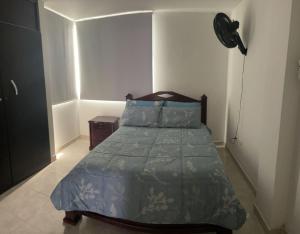 سرير أو أسرّة في غرفة في Apartamento amoblado