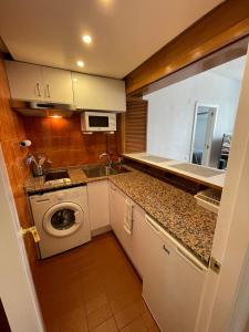 małą kuchnię z pralką i pralką w obiekcie Calle Orense, Madrid w Madrycie