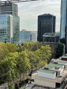 widok na panoramę miasta z wysokimi budynkami w obiekcie Calle Orense, Madrid w Madrycie