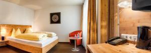 レラハにあるGasthaus zum Kranzのベッドと電話が備わるホテルルームです。
