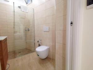 Un baño con ducha y WC. en Dal Pupo 2, en Bari