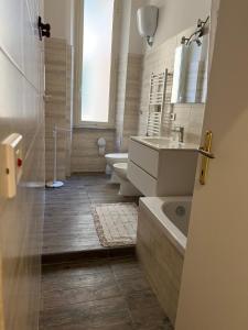 ein Badezimmer mit einem Waschbecken, einer Badewanne und einem WC in der Unterkunft B&B San Michele a Porta Pia in Rom