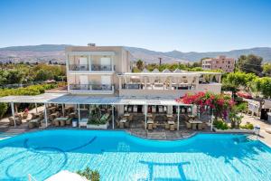 una imagen de una villa con piscina en Peridis Family Resort, en Cos
