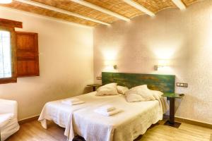 Postel nebo postele na pokoji v ubytování Casa rural El Roble Hueco + 37 fotografií