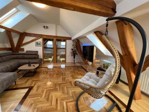 Khu vực ghế ngồi tại La Luna Rustic Deluxe Apartment with Pool & Jacuzzi, Bikes and Covered Parking +191 ảnh