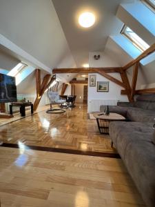 Khu vực ghế ngồi tại La Luna Rustic Deluxe Apartment with Pool & Jacuzzi, Bikes and Covered Parking