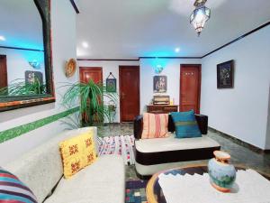 un soggiorno con 2 divani e un tavolo di Dar Rita a Rabat