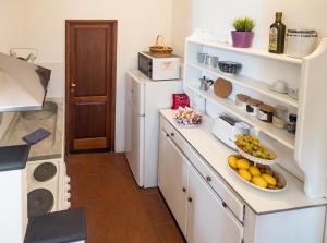 - une cuisine avec un comptoir et un bol de fruits dans l'établissement Thalassa Apartment with AC, Terrace and Views, à Vernazza
