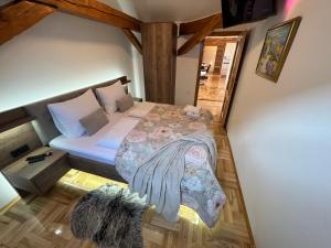 Postel nebo postele na pokoji v ubytování La Luna Rustic Deluxe Apartment with Free Jacuzzi, Bikes & Covered Parking + 37 fotografií