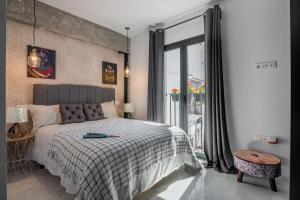 sypialnia z łóżkiem i dużym oknem w obiekcie Dreams of Marbella Old Town w Marbelli