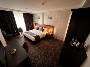 una camera d'albergo con letto e tavolo di El Emin İstanbul Hotel a Istanbul